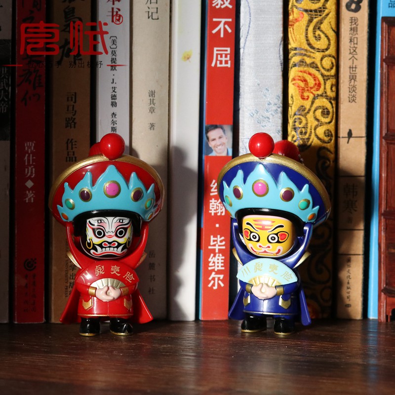 Búp bê đồ chơi đeo mặt nạ đổi mặt kinh kịch Thành Đô làm quà tặng lưu niệm cho khách du lịch nước ngoài