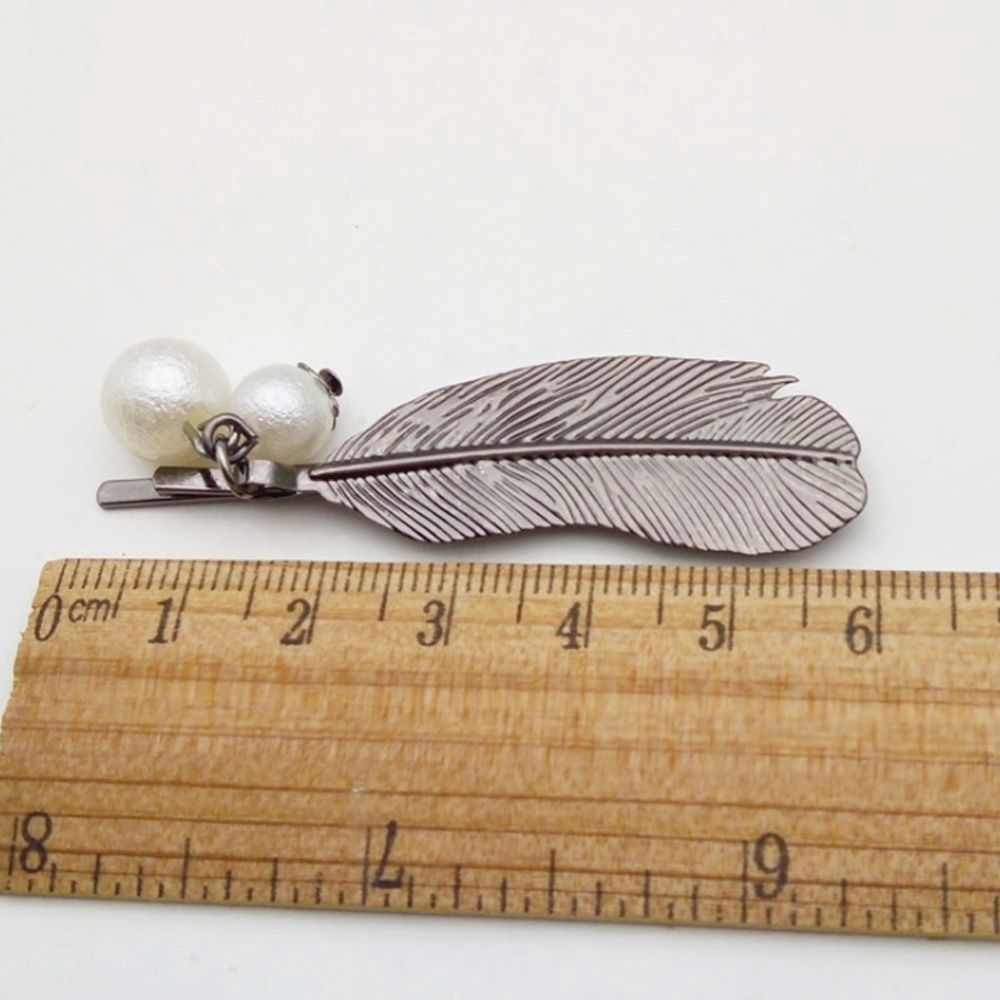 Kẹp tóc kim loại hình lá đính hạt giả ngọc trai