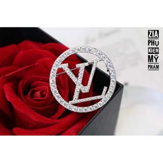 CÀI ÁO ĐÍNH ĐÁ CHỮ LV