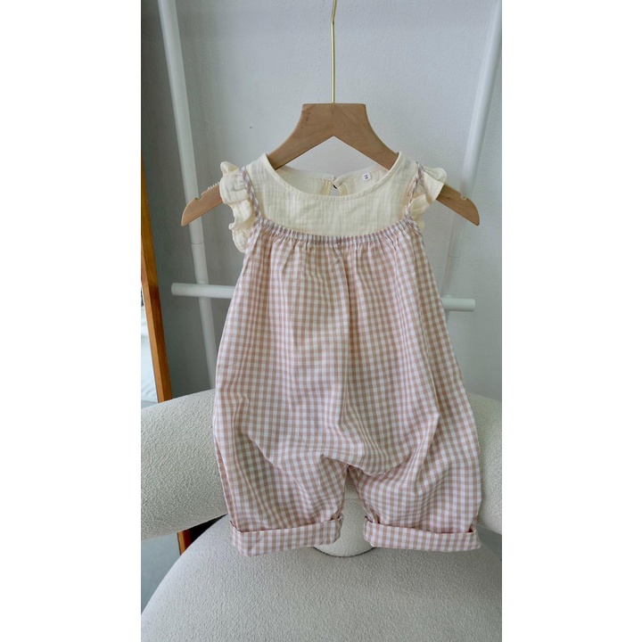 Set yếm hai dây kẻ caro chất liệu cotton Hàn và áo tay cánh tiên chất liệu xô muslin trắng cho bé gái