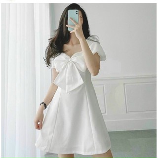 Đầm trắng nơ ngực