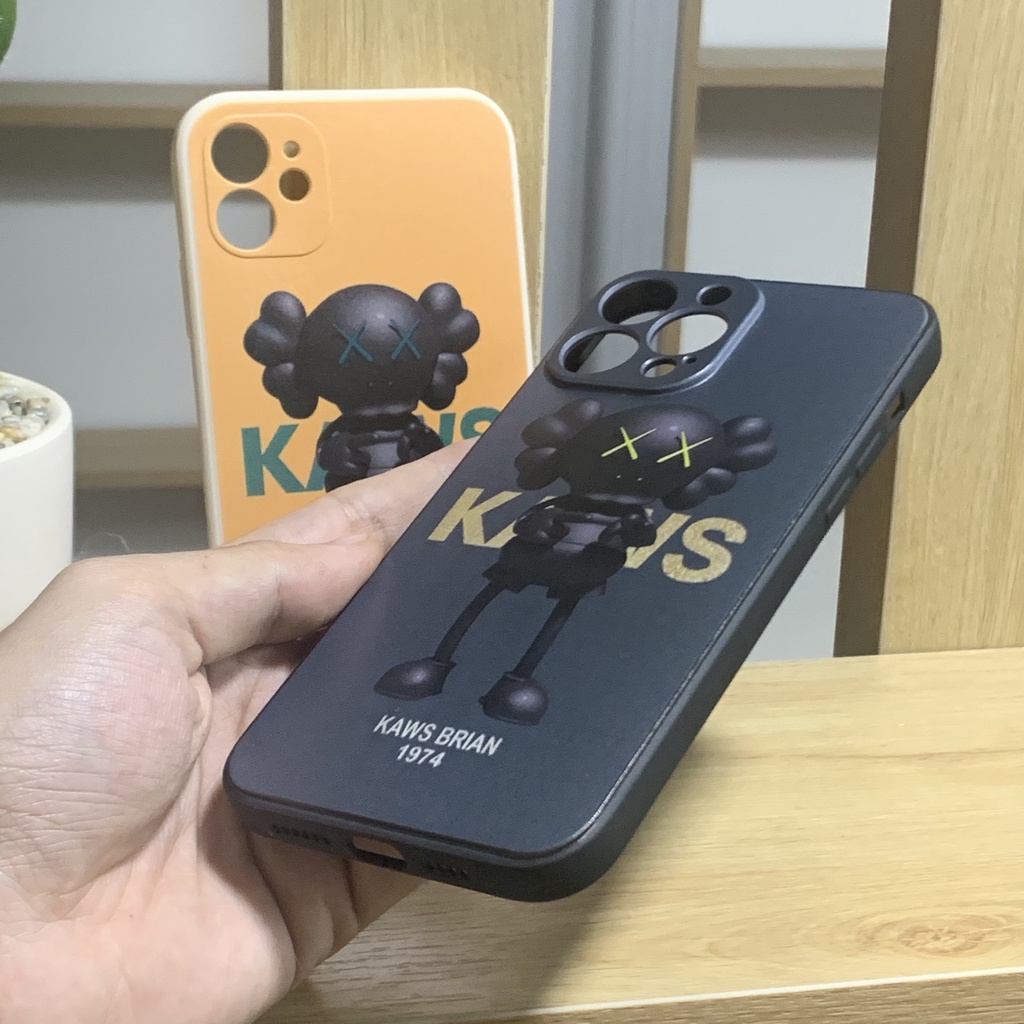 Ốp lưng cạnh vuông Kaws mini 13 Pro max / 6 plus OPBS06