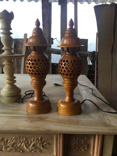 Cặp đèn thờ bằng gỗ mít