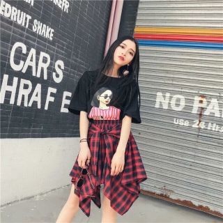 Set chân váy sọc và áo in hình cá tính