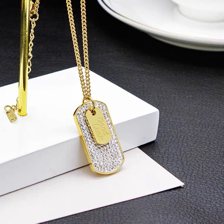 Dây chuyền bằng thép titan mạ vàng hồng 18K/bạc mặt hình vuông đính đá kim cương toàn bộ bề mặt / họa tiết chữ luck
