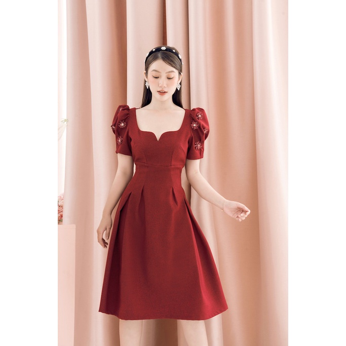 RẬP - Đầm Đỏ Tay Phồng Nhun Vai Cổ Tim Hoa Cài Eo - JANIE 05