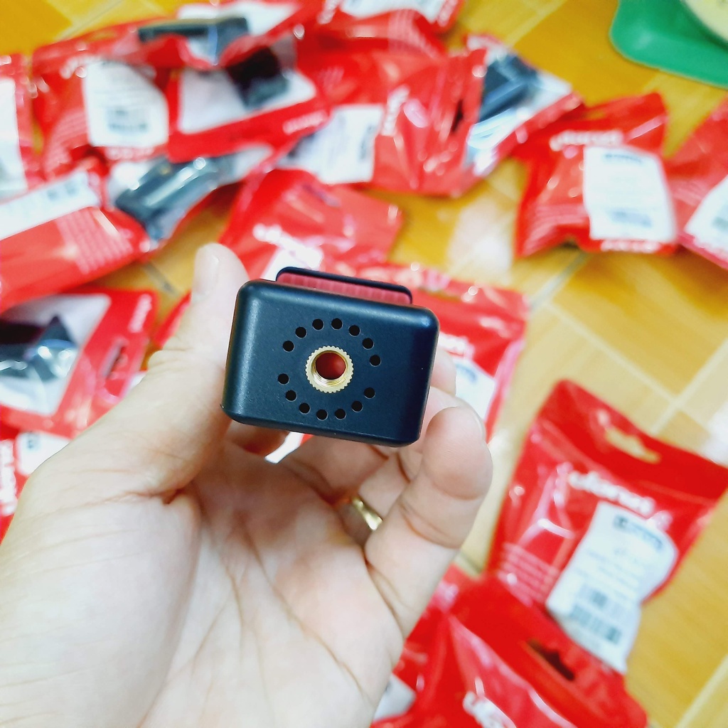 Kẹp điện thoại Ulanzi ST-10 có khe gắn đèn, micro và phụ kiện , Gắn Tripod Chuẩn Ren 1/4 Inch