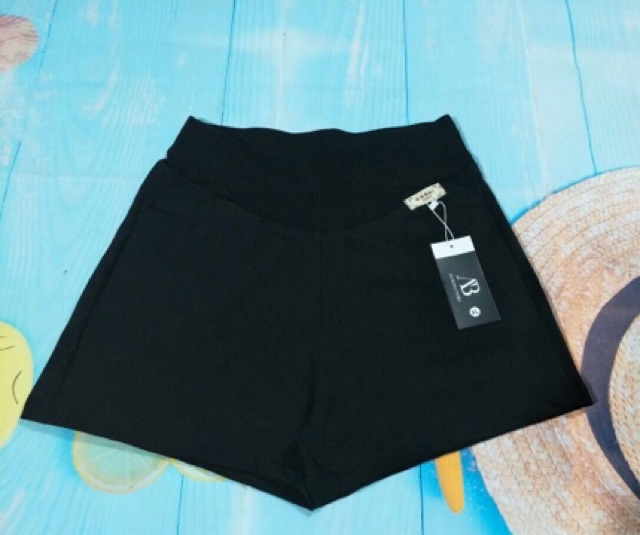 Quần sóc vải cạp chéo.