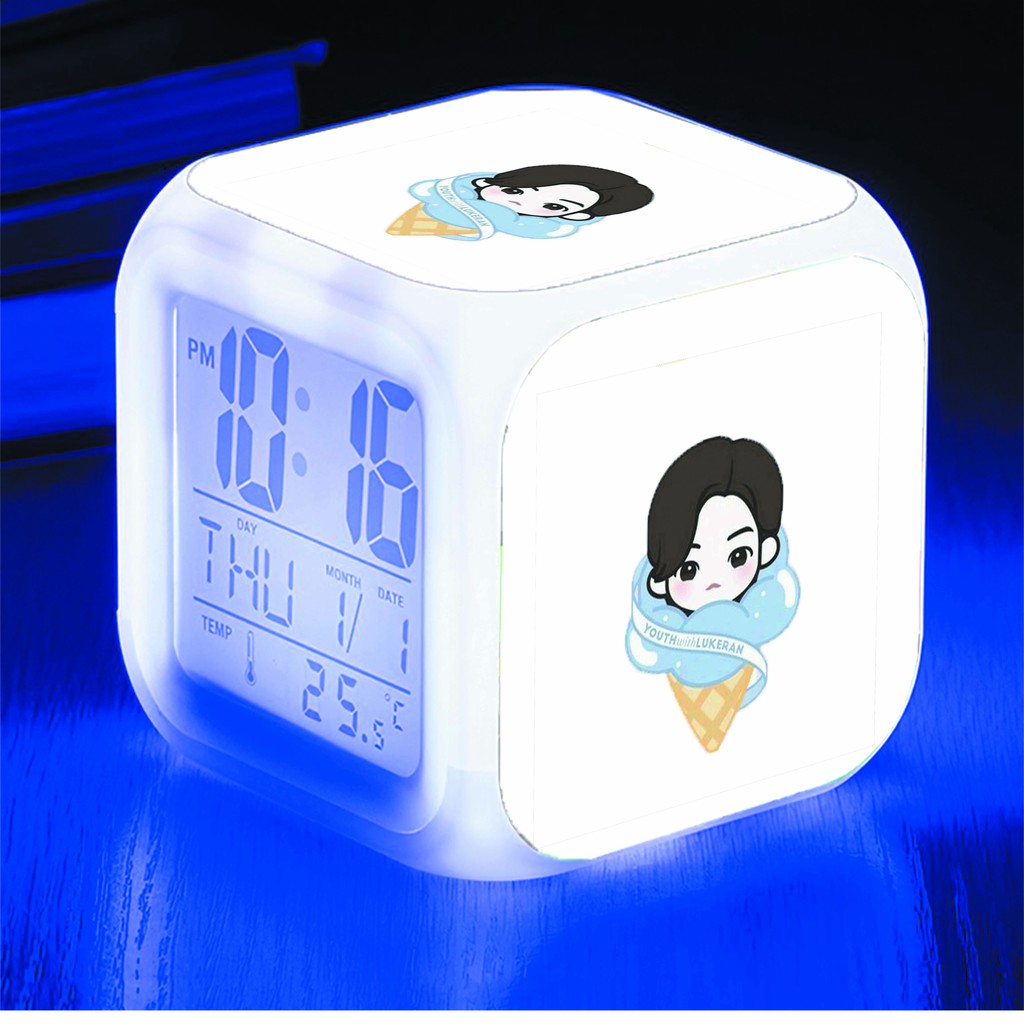 Đồng hồ báo thức để bàn in hình The Nine Thanh xuân có bạn 2 chibi LED đổi màu