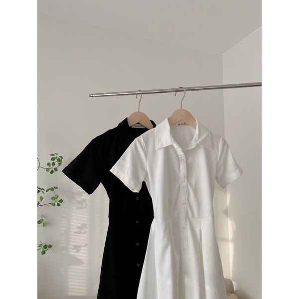 Váy body cổ polo khoét lưng thắt nơ sau phong cách trẻ trung