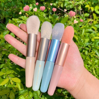 Set 8 Cọ Trang Điểm Với Túi Đựng Có Khóa Kéo Cổ Điển