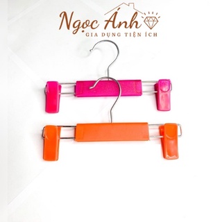 Móc kẹp quần trẻ em màu cam, móc kẹp quần nhí treo quần áo trong shop đẹp