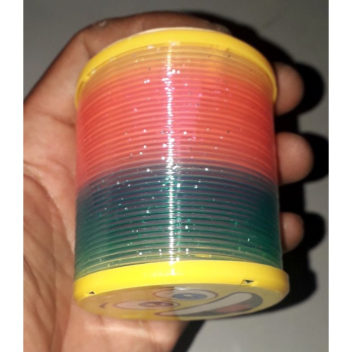 Một cái cầu vòng lò xo có đèn Led nhiều màu sắc loại 60mm bằng nhựa rất đẹp