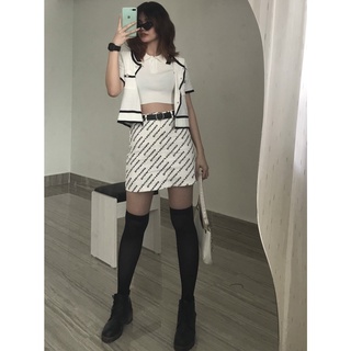 Áo Montoghi Cổ Tròn Phối Nút Trẻ Trung Xinh Xắn Oversize