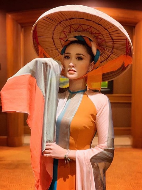 Trang phục múa dân gian biểu diễn