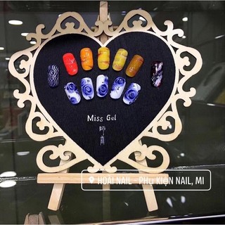 khung gỗ bày mẫu móng nail