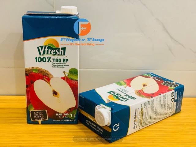 Nước táo ép Vinamilk Vfresh 100%, hộp 1 lít, sản phẩm đặt dùng riêng trên máy bay