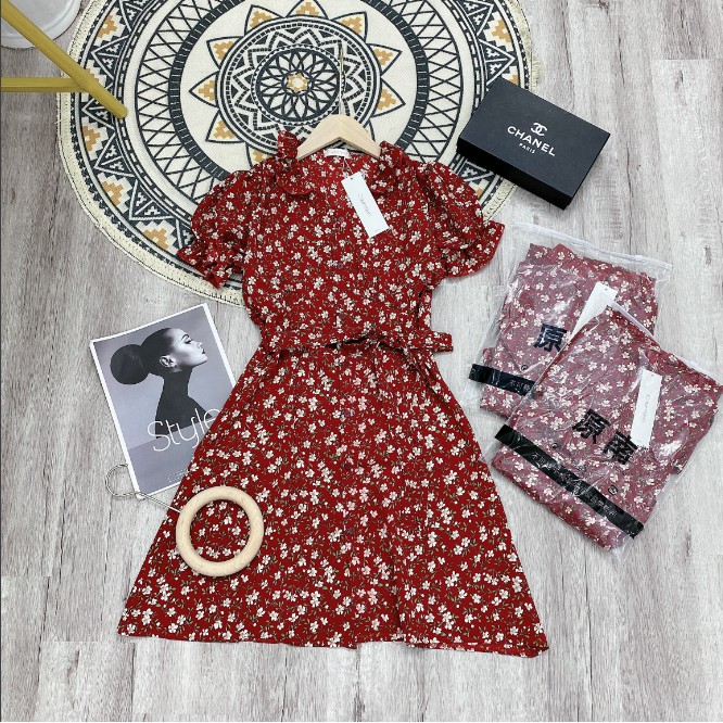 Váy hoa nhí đỏ cài cúc đai eo xinh xắn | BigBuy360 - bigbuy360.vn