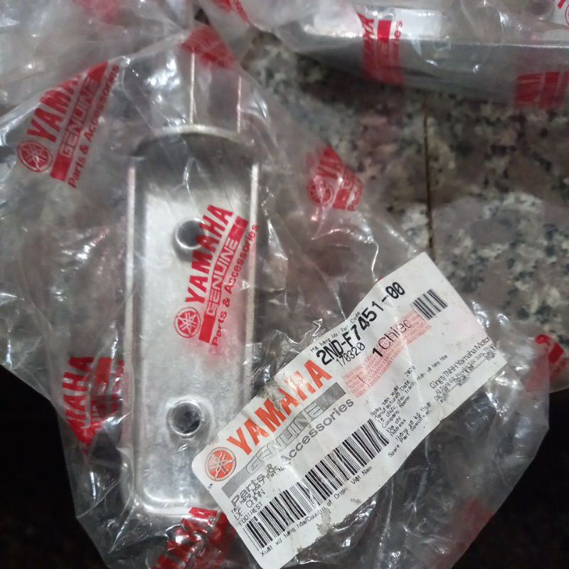 thanh để chân nhôm trước trái Ex 150 chính hãng yamaha