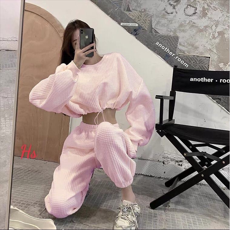 Áo croptop thụng dài tay  và quần jogger cùng màu, có 2 màu, chất cotton, đường gần kẻ ô cá tính