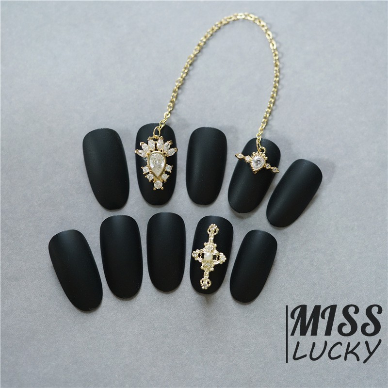 Móng tay giả màu đen dát đá với dây chuỗi màu kim độc đáo