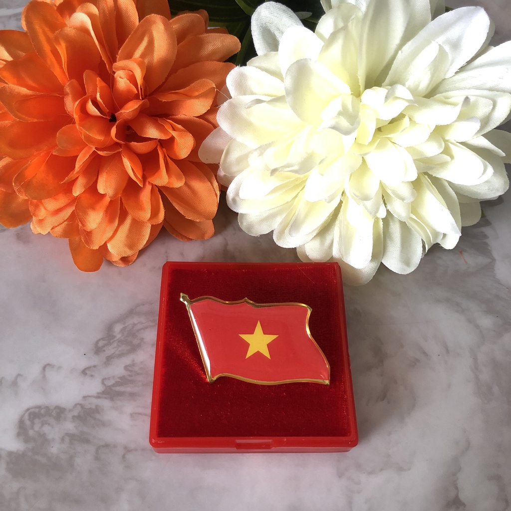 Huy hiệu lá cờ tổ quốc