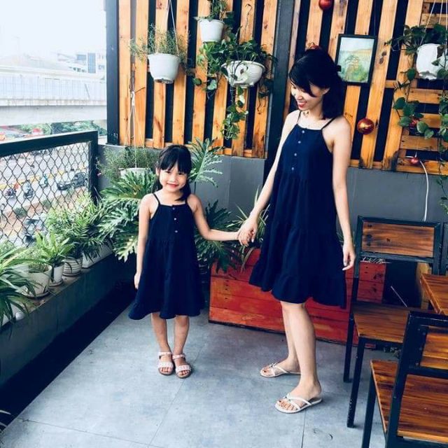 Set váy đôi 2 dây sang chảnh.có 2 màu xanh vs trắng.xanh còn S con còn 15kg den 20kg.trắng mẹ con S m con dưới 20kg