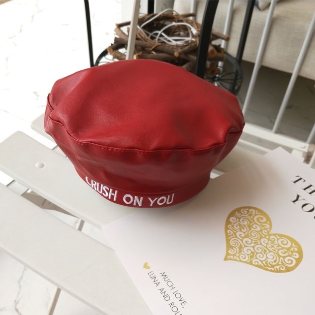 Mũ beret da Mũ nồi màu đen đỏ thêu chữ