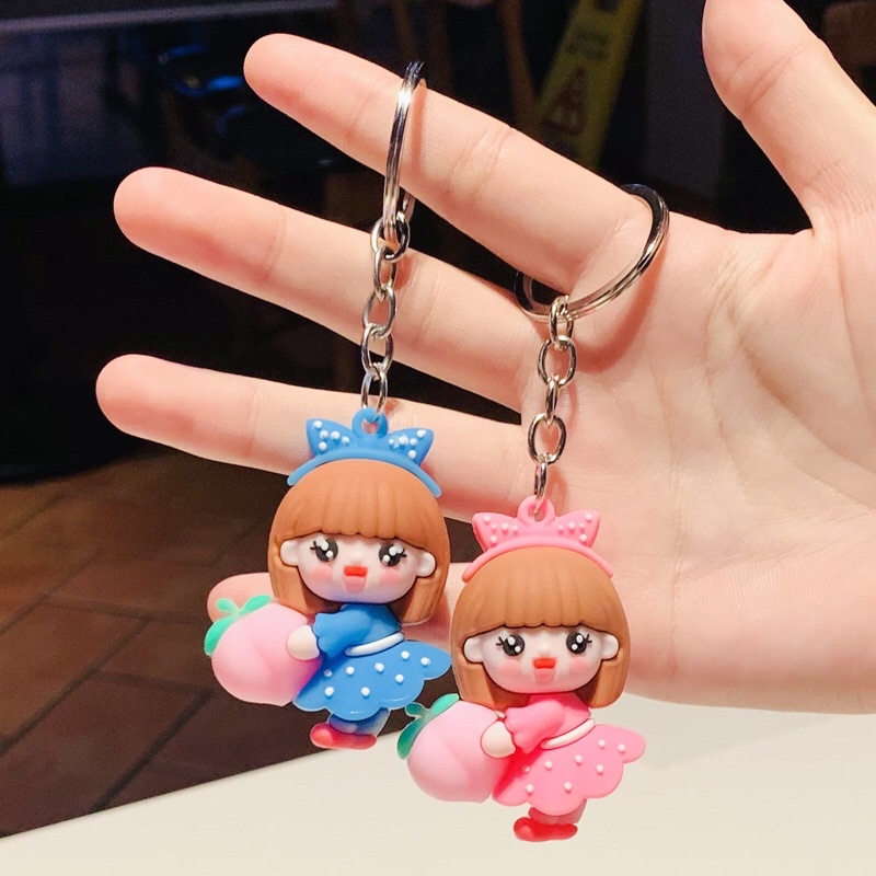 Móc khóa búp bê ôm trái táo dễ thương