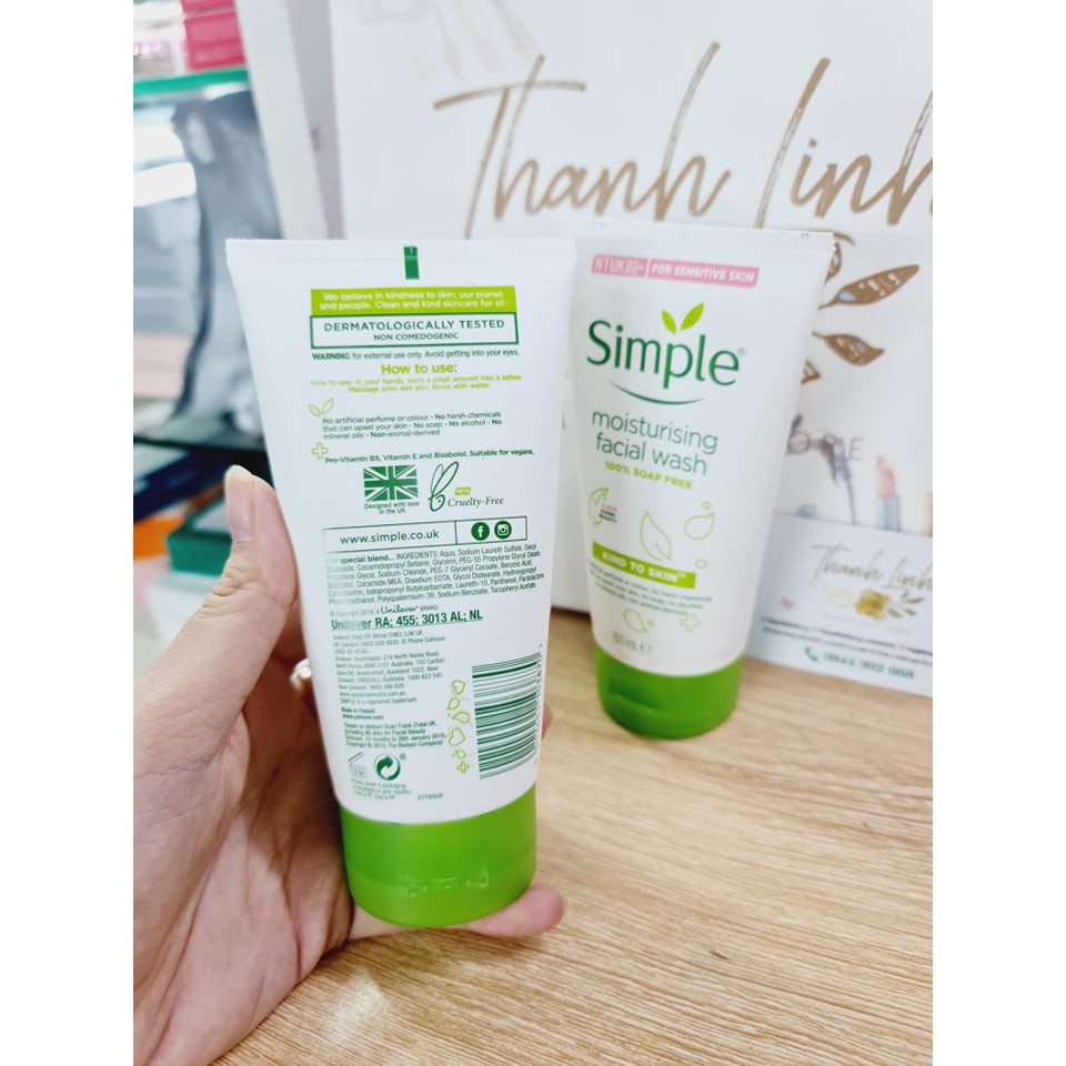 ​Sữa rửa mặt Simple Kind To Skin Moisturising Facial Wash làm sạch và dịu nhẹ với da hh khô, khô