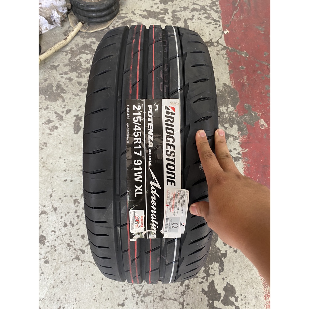 Vỏ xe Bridgestone Potenza Re004 215/45R17 dành cho các dòng xe Kia K3, Kia Cerato, Kia Forte