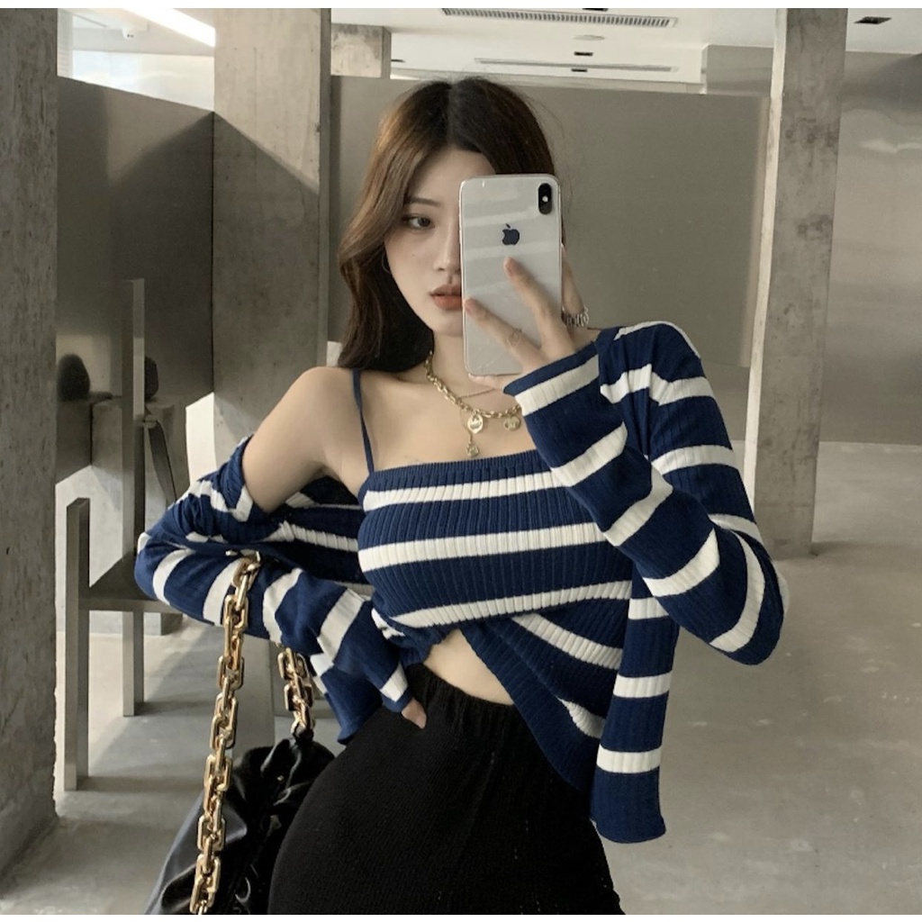 Set áo hai dây và áo len ngoài hoạ tiết sọc