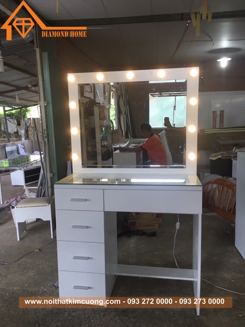 Bàn makeup chuyên nghiệp