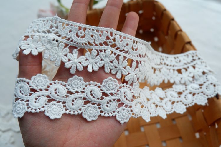 Miếng vải cotton thêu ren hoa 1.6cm tiện lợi