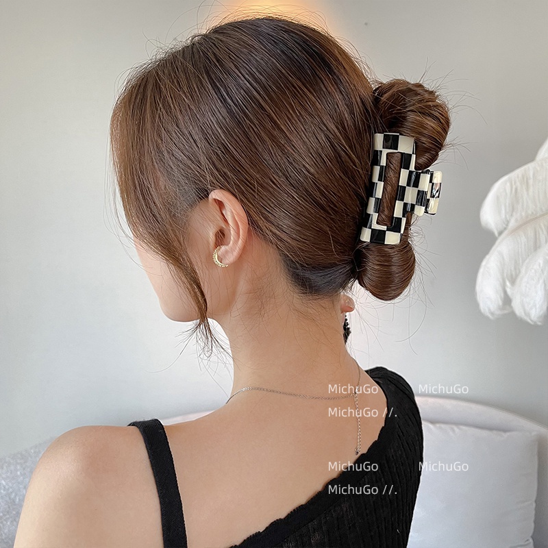Kẹp tóc bằng nhựa họa tiết bàn cờ đơn giản cho nữ