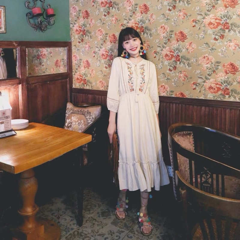 Váy boho trắng thêu hoa kiểu dáng vintage