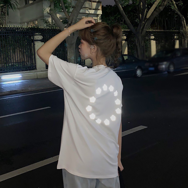 Áo thun cổ tròn hoạ tiết chữ và ngôi sao phản quang