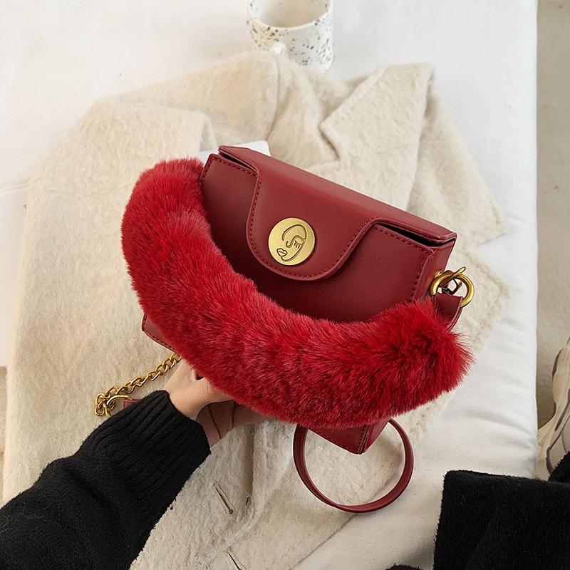 Túi đeo chéo IELGY phủ lông phối dây xích thời trang thoải mái sành điệu cho nữ