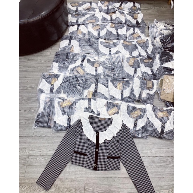 áo kẻ cổ bèo thô trắng viền đen