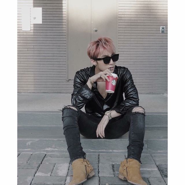 Kính . M O N S T E R .