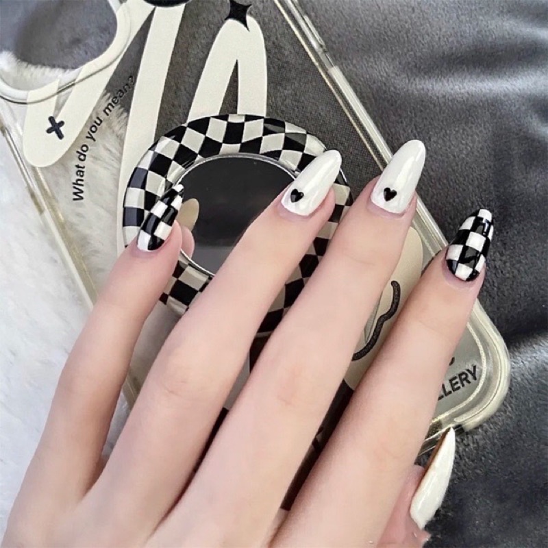 Nailbox Nuna móng úp thiết kế móng tay kẻ ca rô trắng đen họa tiết trái tim
