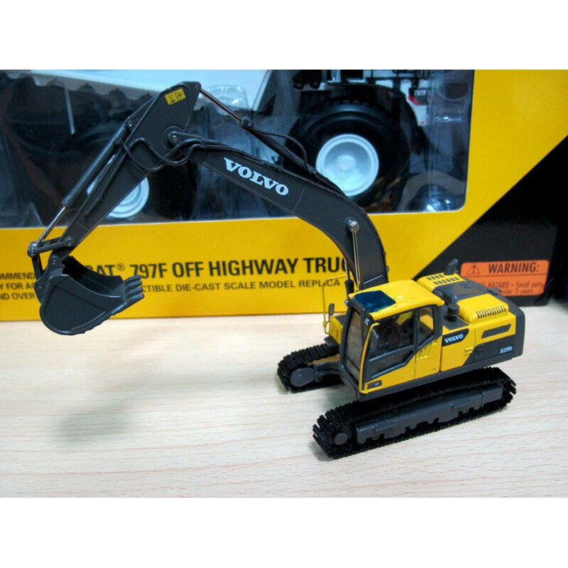 Mô Hình Xe Xúc Đất Volvo Ec220D Tỉ Lệ 1/50