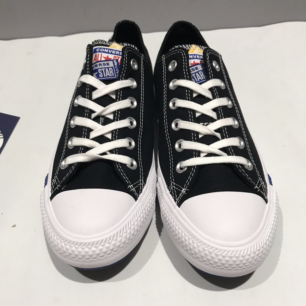 Giày Converse đen họa tiết