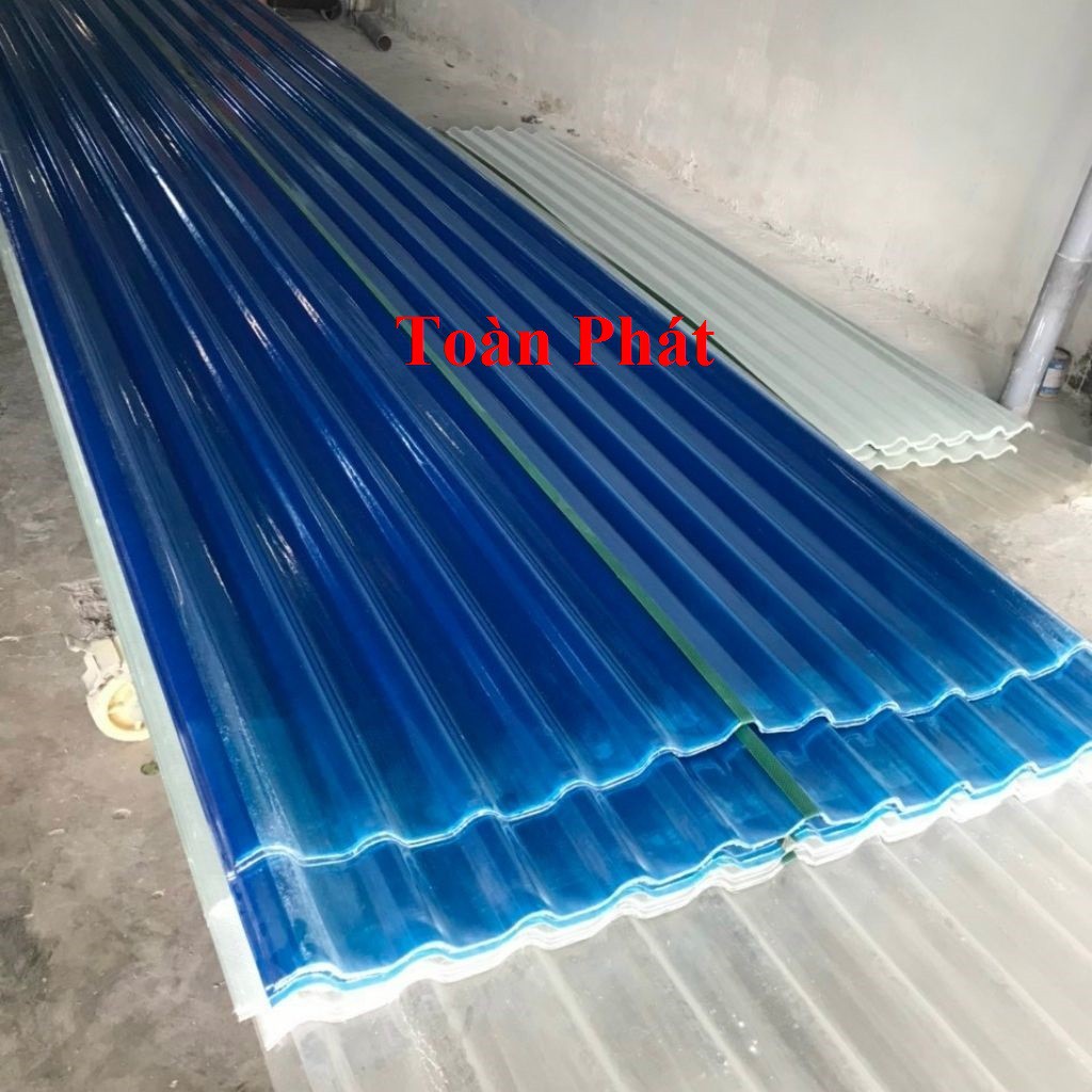 ( Khổ rộng 1.07m x dài 2.4m x dày 8dem) Tôn nhựa lợp mái nhà dạng sóng màu Xanh / màu trắng