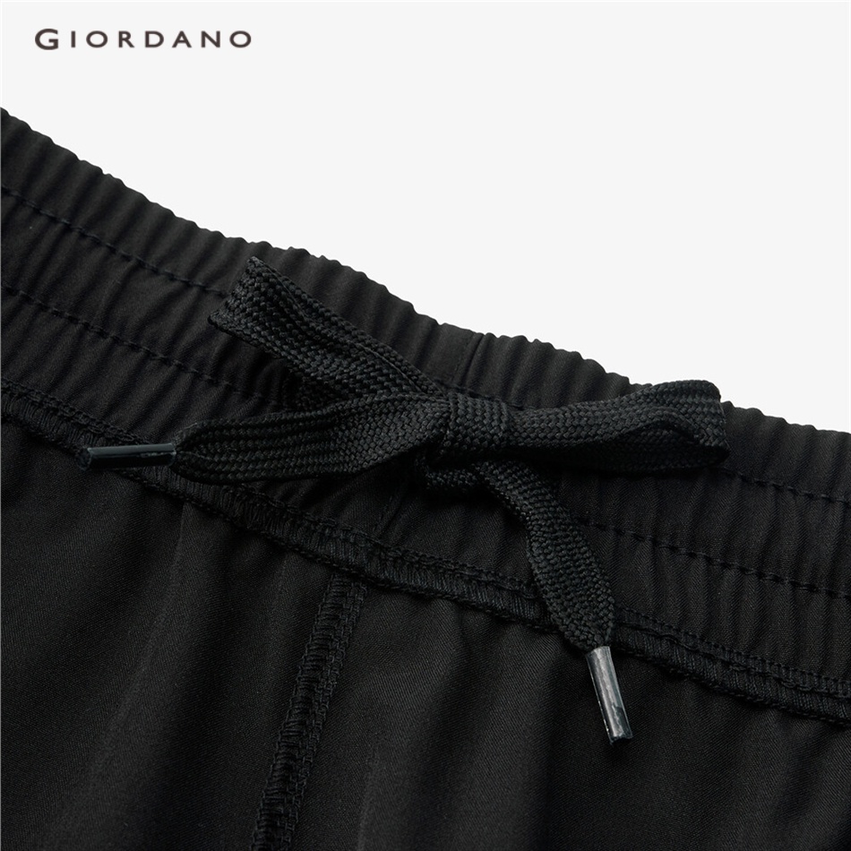 Quần short GIORDANO 13102222 giản dị lưng thun mỏng nhẹ chất vải đàn hồi thoải mái mùa hè cho nam