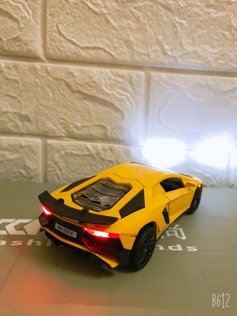 Mô hình xe kim loại Lamborghini Aventador 750-4 SV 15,2cm