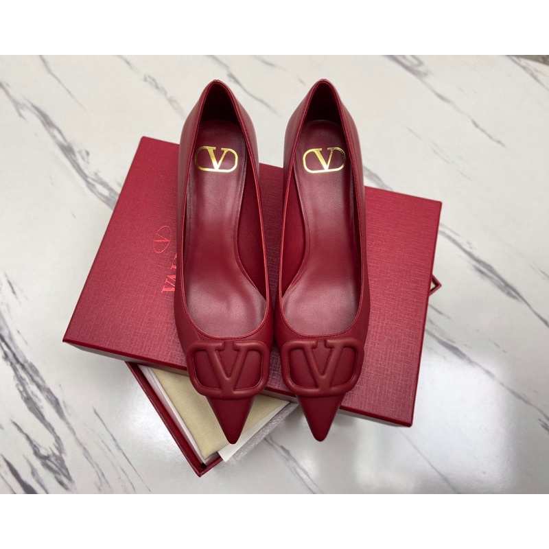 Giày cao gót mũi nhọn đính mặt logo thương hiệu Valentino da thật cao cấp nhập khẩu