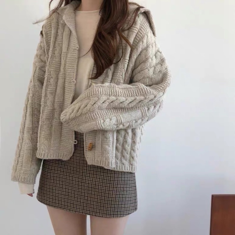 Áo cardigan len cúc sừng hai màu be và xám