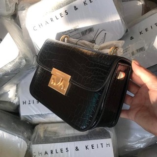 Túi chữ C vân rắn đinh sườn size 18