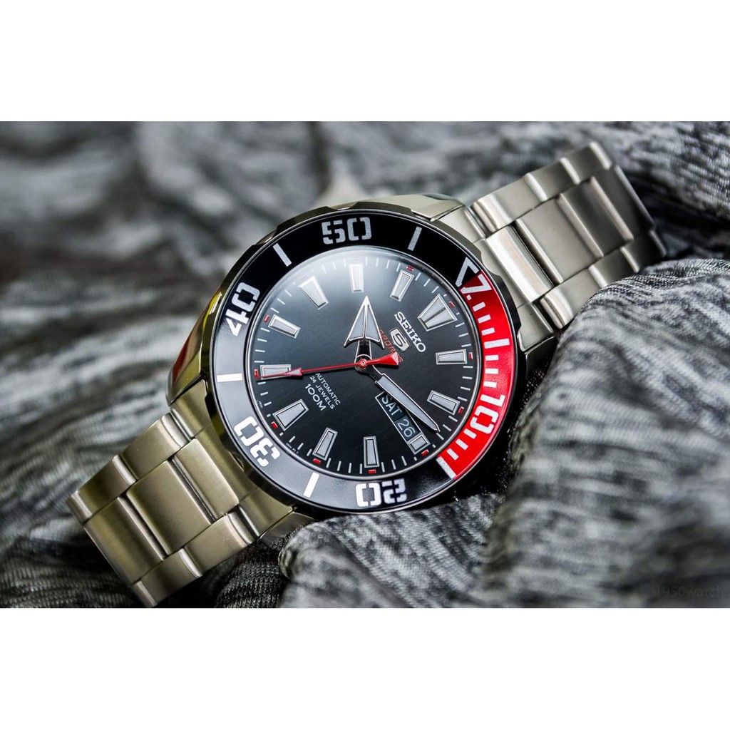 Đồng hồ nam Seiko 5 Sports Black Red Steel - SRPC57K1 - Máy Automatic cơ - Kính cứng - Dây đúc đặc